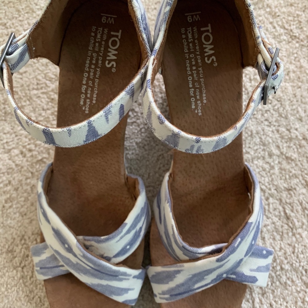 Tom’s Blue and White Patterned Wedges - Picture 2 of 3